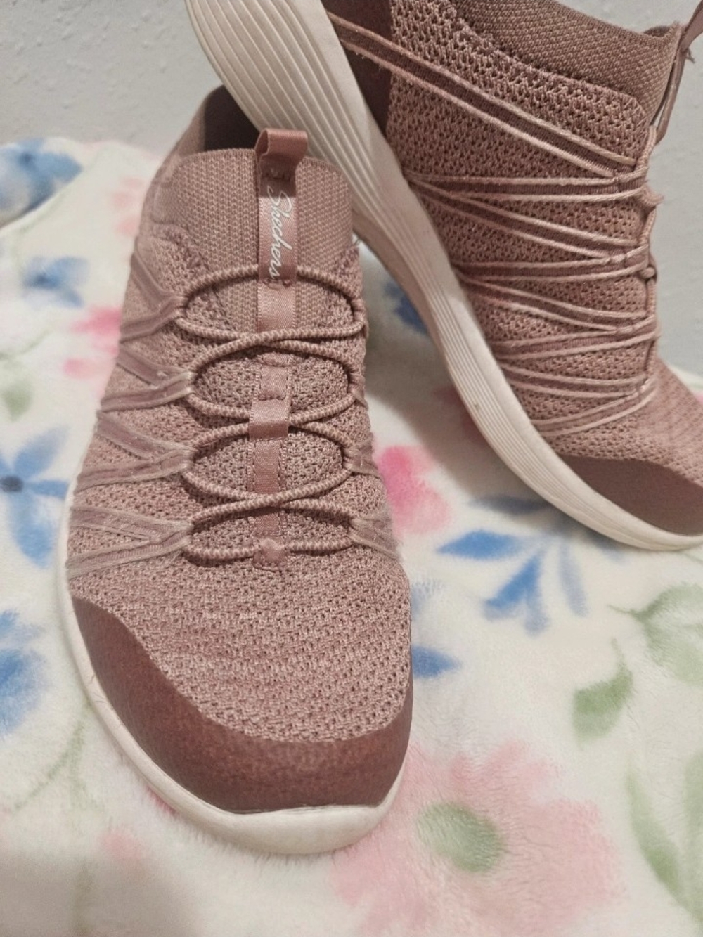 Skechers Women's Arya Heather Pink/Mauve Colorway Slip-On Sneakers. Size 6.5